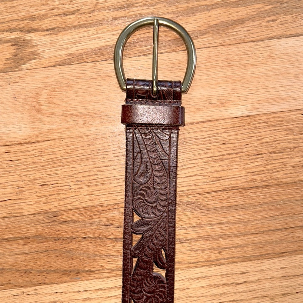 Leather cutout round buckle belt